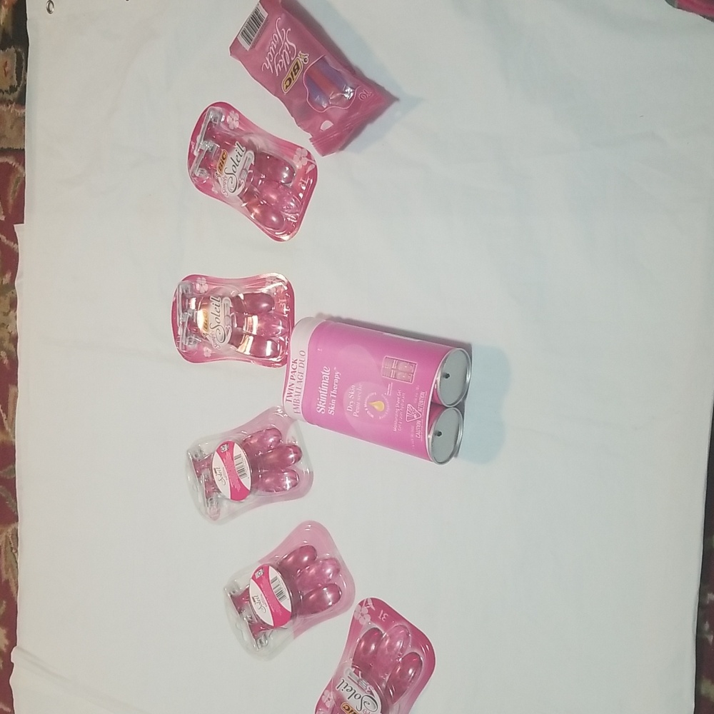 BIC Silky Touch and Skintimate Pink Set